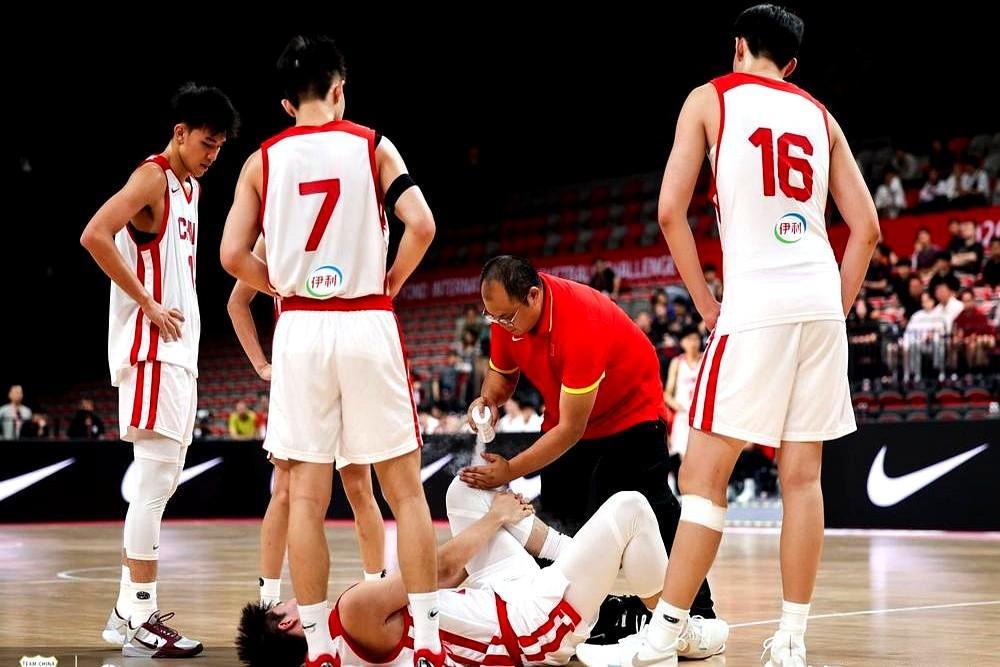 16岁天才前锋被担架抬出场，中国男篮锋线希望左膝重伤。U18中国男篮热身赛6