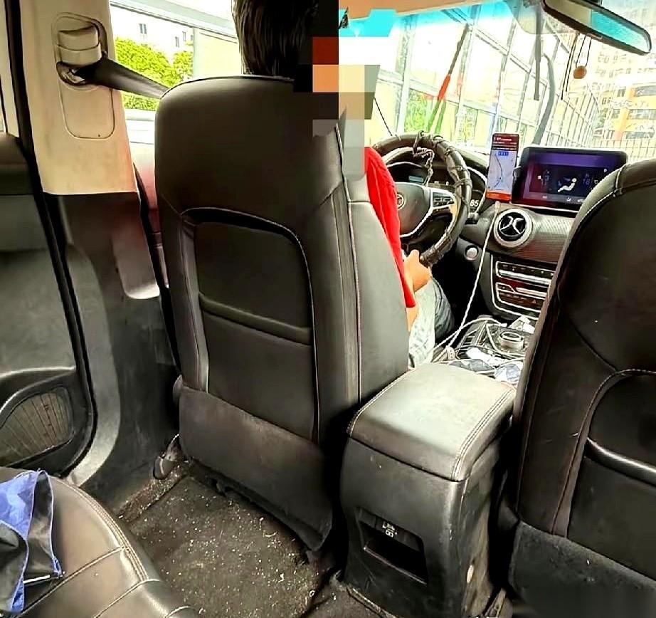 一名网友打网约车，上车发现座位上全是垃圾颗粒物，连别人留下的包装袋都没清理。结