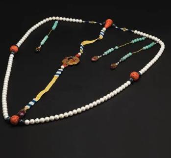 1988年，辽宁一老农去世后，女儿整理父亲遗物时，发现一破烂木盒，打开一看顿时心