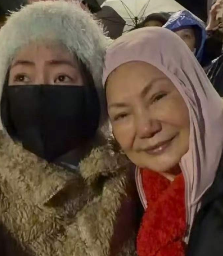 小s跨年夜对大s的喊话惹人泪目。她晒出了一张和妈妈的合影，两人一起看台北10