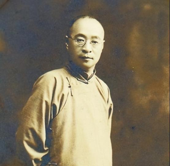 1923年，张宗昌小妾生病，请来名医施今里，施今里刚要写药方，却突然停下，张宗昌