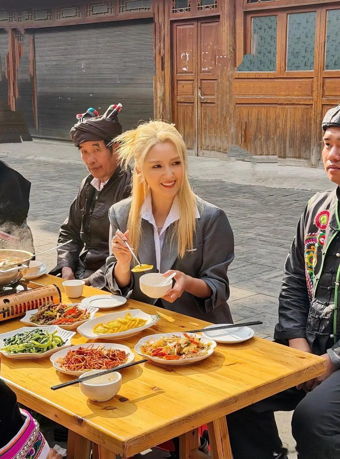 她的脸这是怎么了？