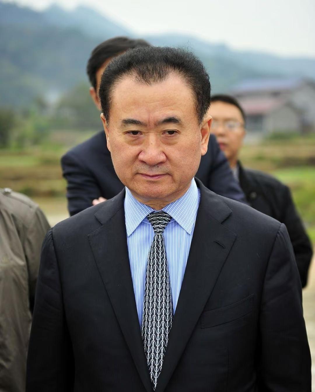 王健林没跑，也没躺平。五年时间，他把万达从债务泥潭里一点点拖出来，不是靠卖光资