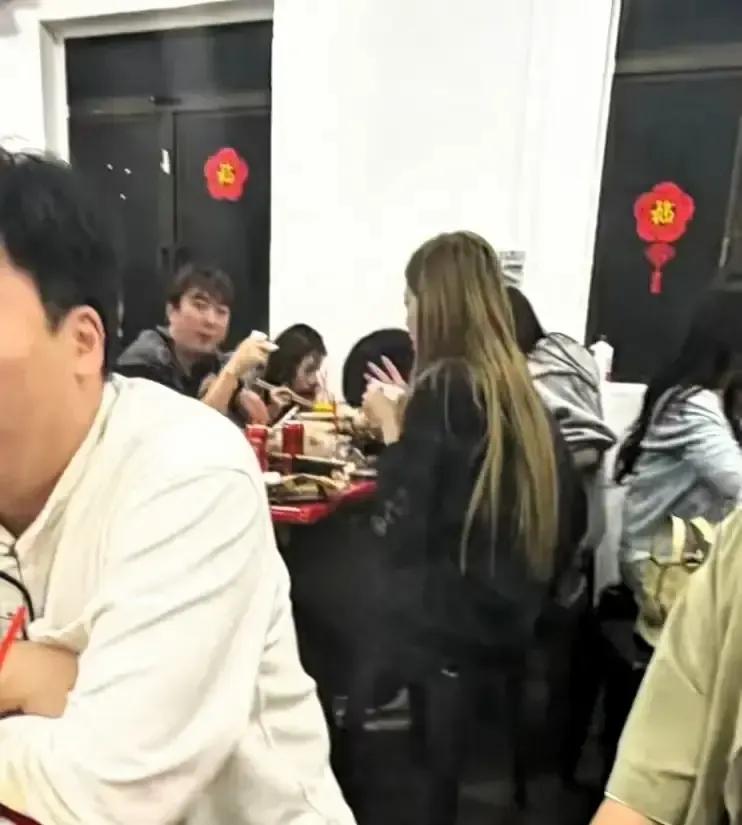 王思聪牵着懒懒挤进新加坡国家体育场看BLACKPINK。乌节路先嗦海南鸡饭，两