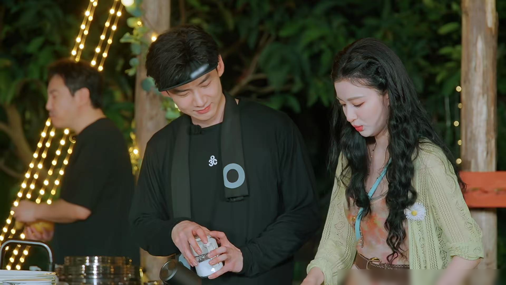 王楚然把鸡蛋炒成黑炭，还拿筷子拨拉两下企图伪装，手动扇风散糊味，动作熟练得让人心疼。贾冰一句那是糊了