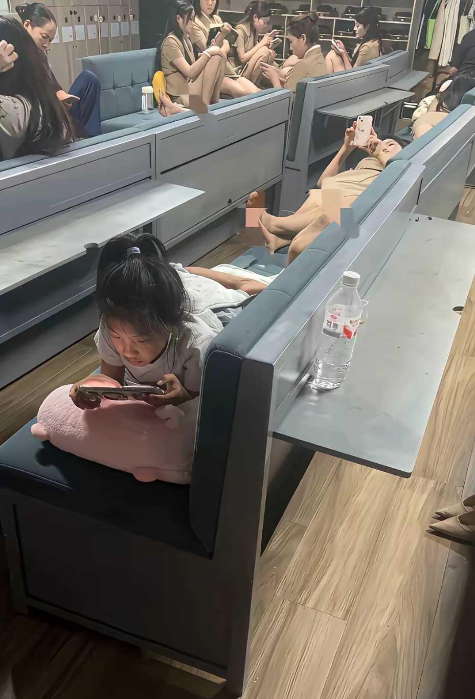 上夜班怎么还带着孩子啊