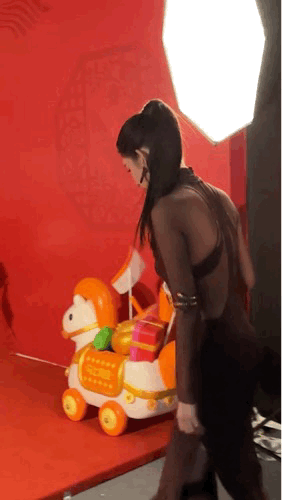 也太喜庆了吧！身材也越来约好了！王玉雯演技派王玉雯写真