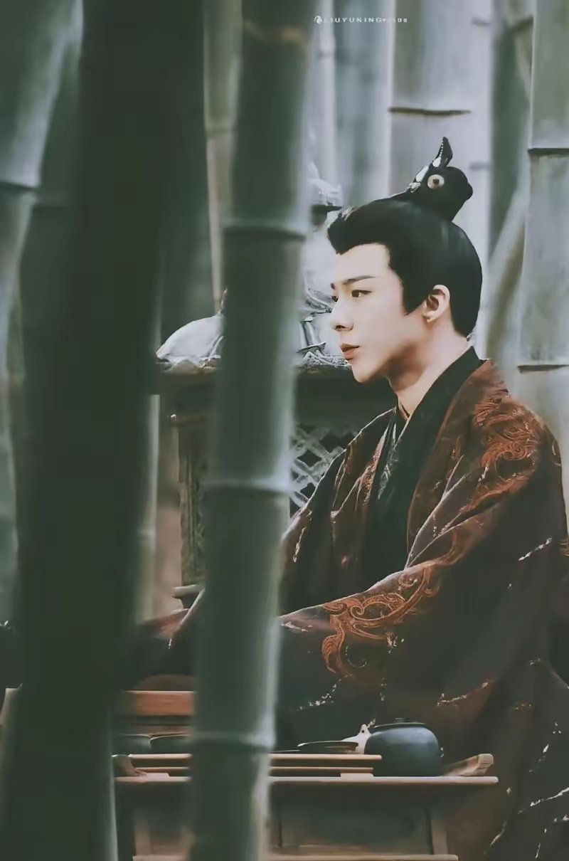 “救命！《折腰》播到一半口碑彻底崩了！”最近全网都在骂这部剧——女主前一秒还被虐