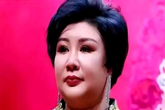 德云社后台，真正说了算的，不是郭德纲。老郭刚上身的新衬衫，王惠看一眼觉得不