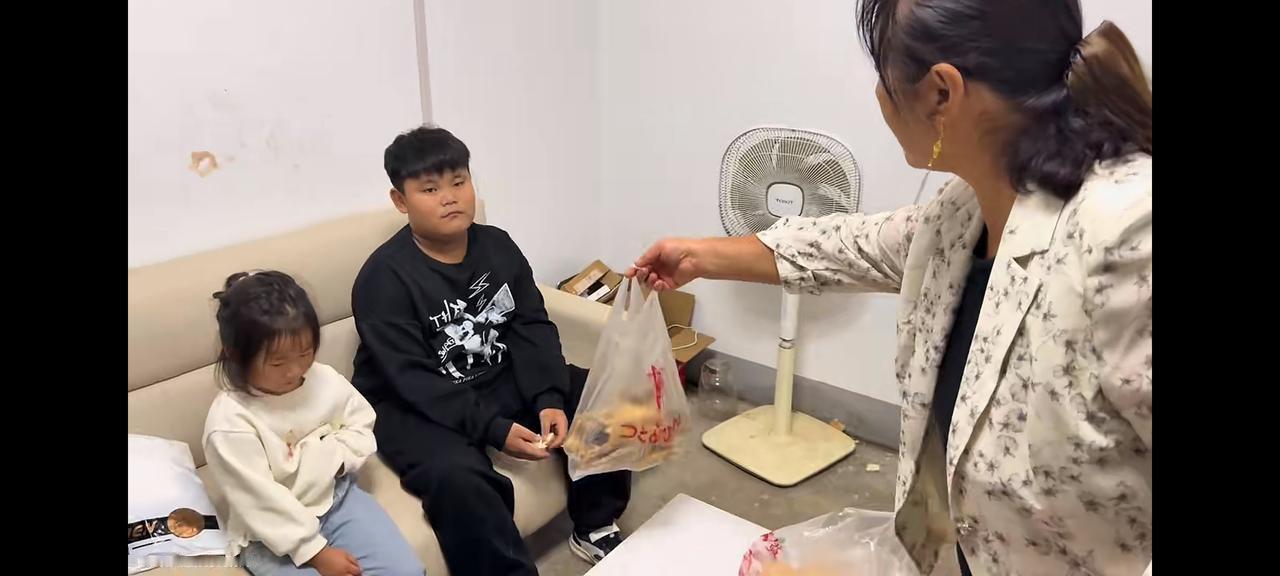 老壳子讨好依依老壳子为了讨好依依，竞然用打牌赢的钱买来两只麻淑鸡，让小依依吃，