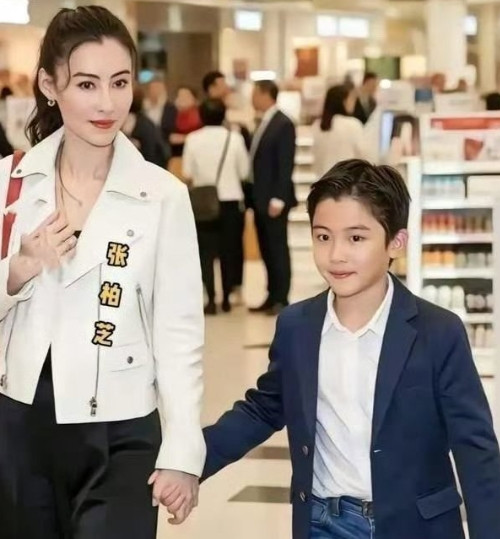 张柏芝小儿子完美复刻妈妈美貌，好像是柏芝童年再现，6岁小王子从小帅气，眉眼间皆是