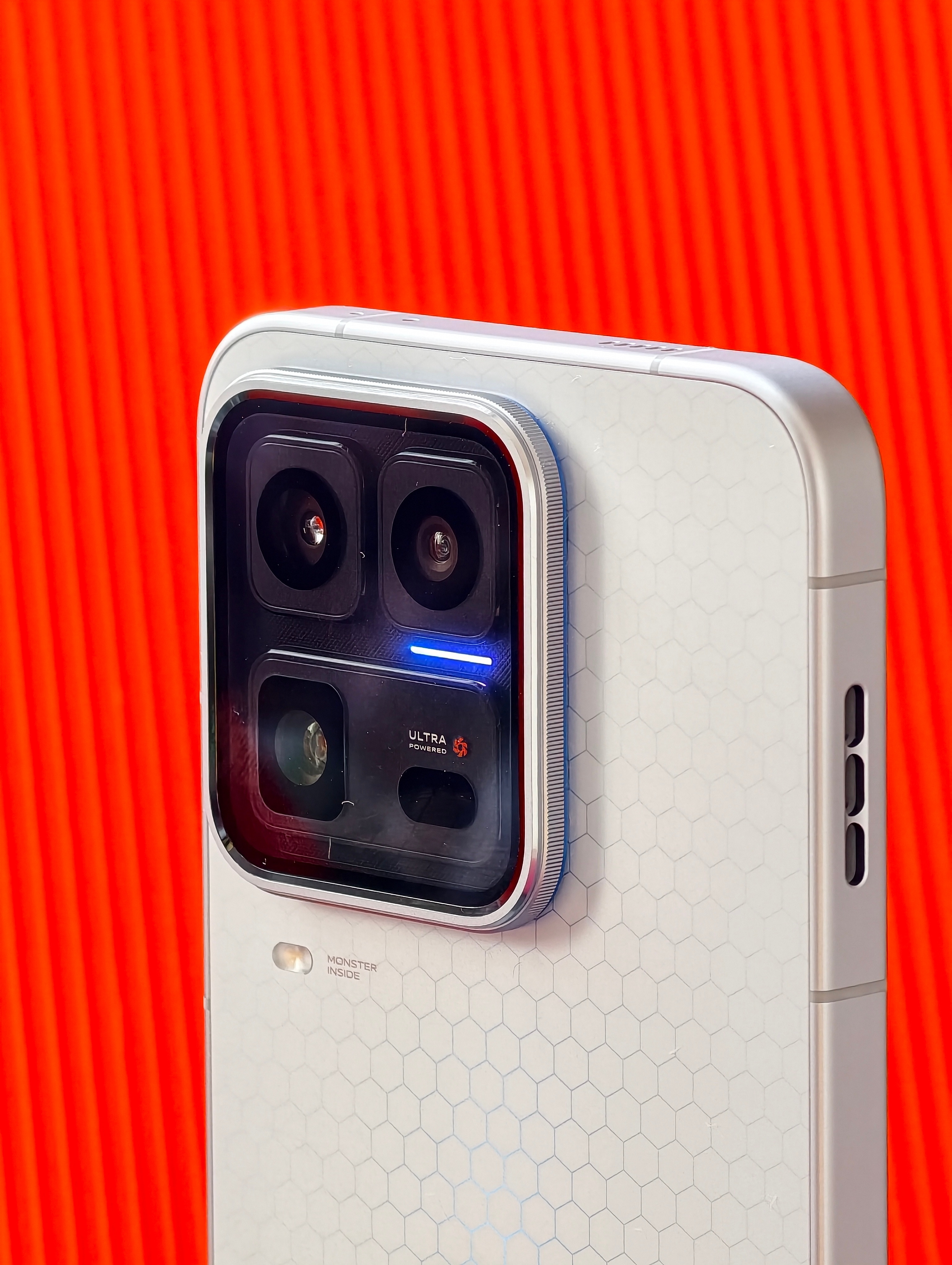 iQOO数字旗舰系列现在也形成了自己的设计辨识度，左上角的镜头模组deco设计