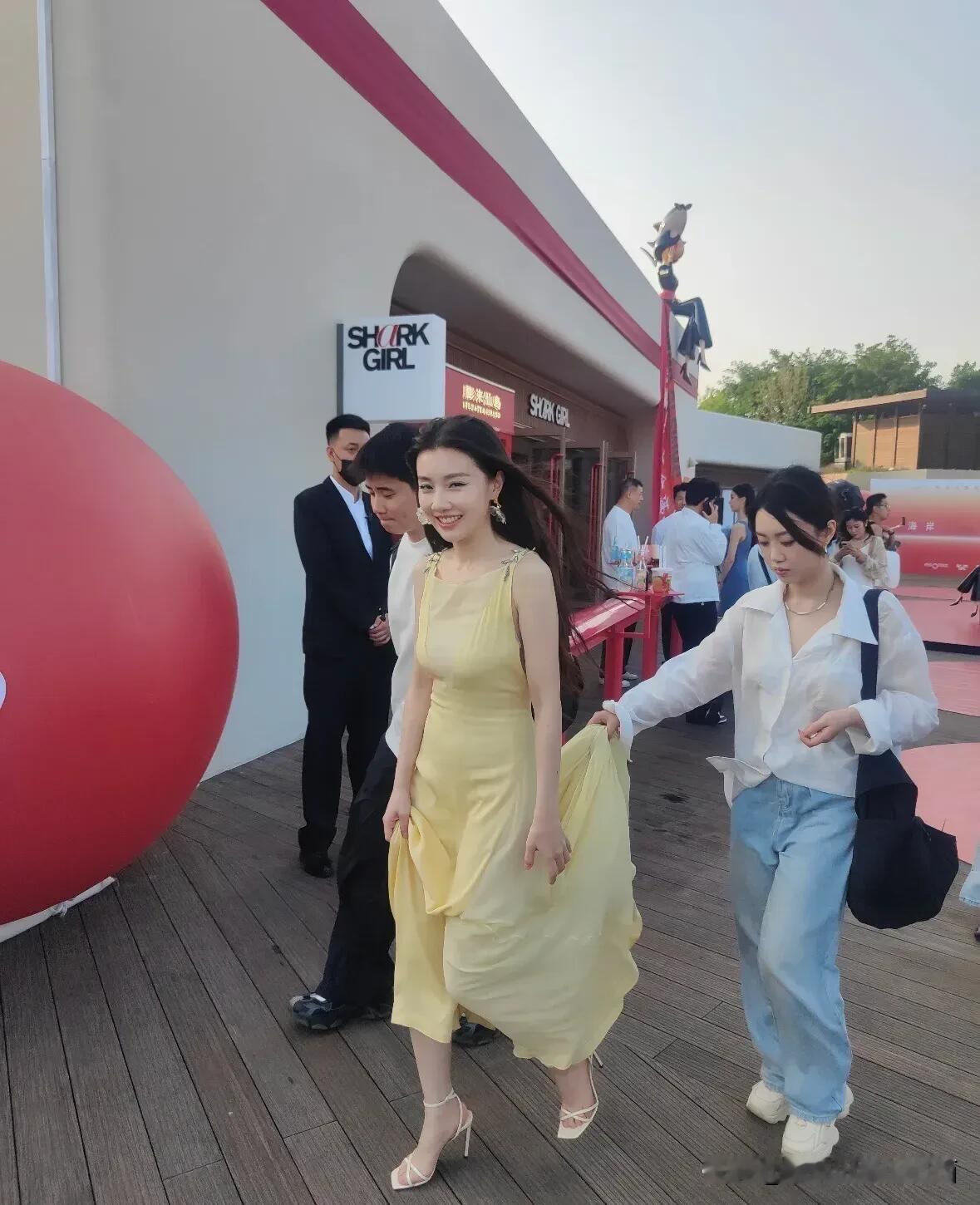 原来现实中的她这么好看，身材高挑、肤如凝脂、五官绝美立体，比景甜和王楚然看着更有气质。穿搭简约大气，