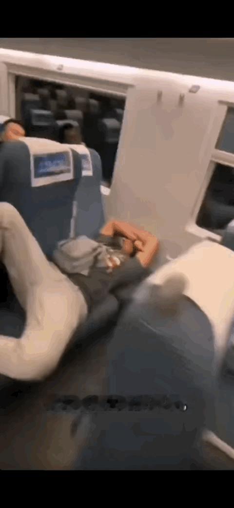 一名网友在去往张家界旅途中拍摄的一幕，网友带着孩子一进车厢，就闻到了一股浓烈刺鼻