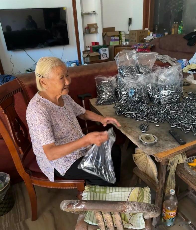 浙江人的勤劳，真是令人害怕。同事说她住在浙江的公公，70多岁了，去年没工作，