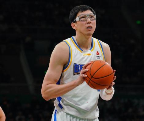 北京86:88吉林，对北京队员打分评价如下:1、周琦:4分2、赵睿:7分3