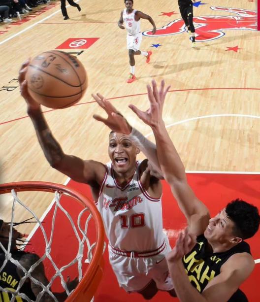 火箭队本赛季饱受伤病困扰。其实前一场比赛阿门汤普森刚刚复出，帮助火箭队战胜了魔术