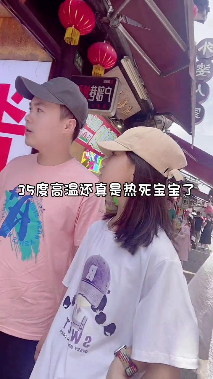 出发上海浦东最大古镇新场古镇到了，40分钟就到了。早就听闻这里整条街都是美食，最