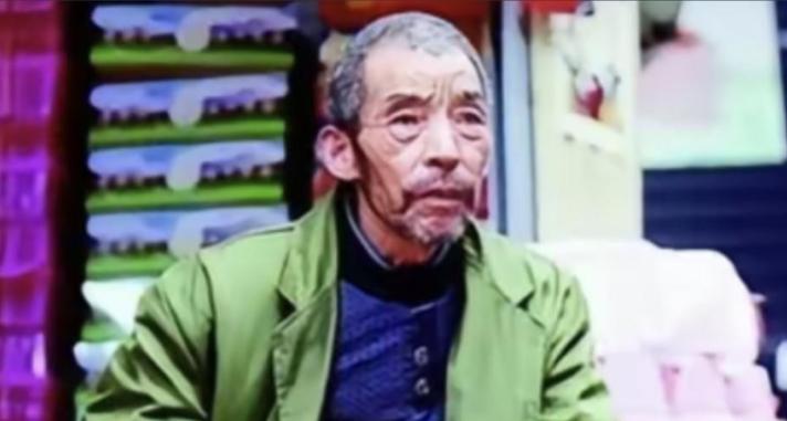 武汉街头，一个煎饼摊主捡到了2个女婴，他终生未娶，20年后，女儿们成了博士