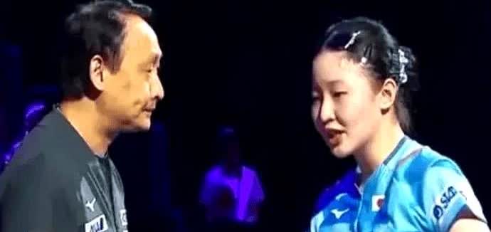 赢不了国乒就干脆别研究国乒？张本美和一句话把亲爹问懵。东京时间刚过的深夜，张