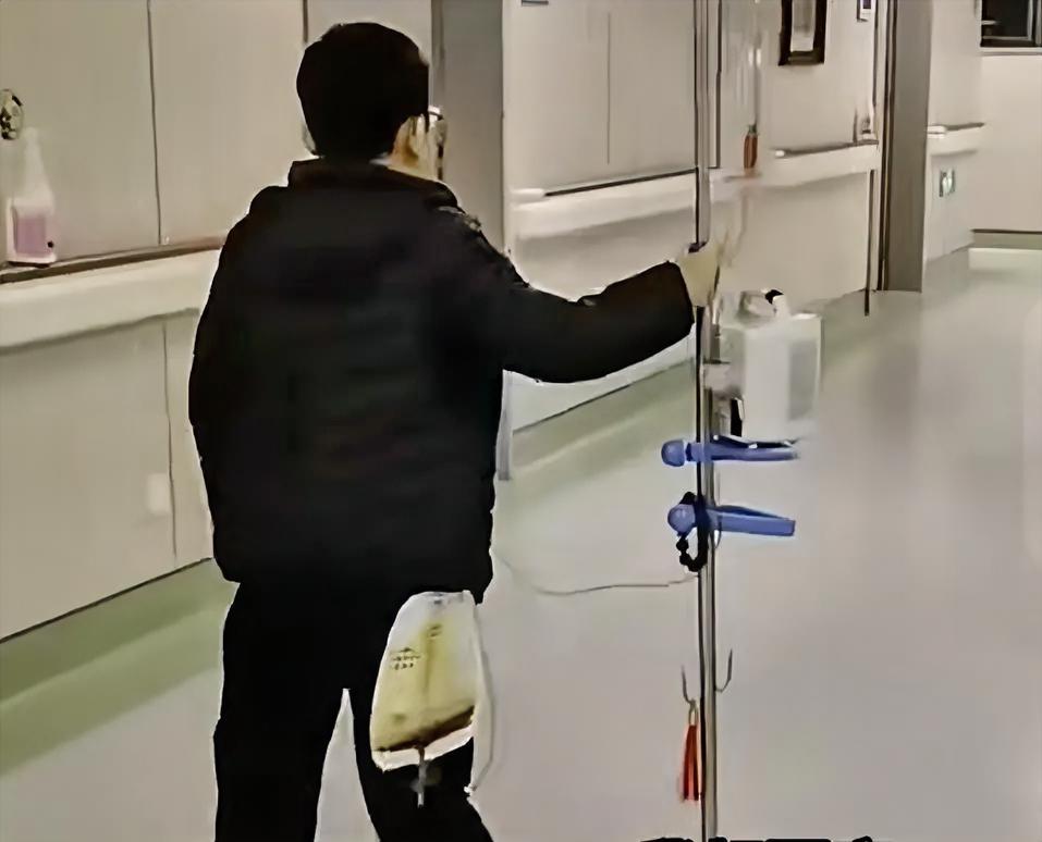 山东菏泽市一名10岁男孩患腹腔肿瘤，医院切除多个器官，导致男孩无法正常进食，只能