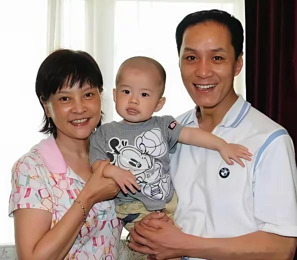 冯远征说后悔丁克了。然后呢？48岁的梁丹妮，一个人跑到医院。抽血、B超、激素筛查