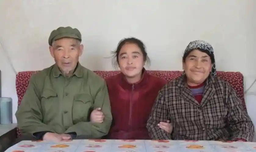 1959年，新疆墨玉县17岁维吾尔族姑娘了刘・努尔沙汗，不顾家人反对，执意嫁给