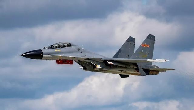 美国飞行员集体懵了！美军侦察机在南海转悠时，迎面而来的中国战机总不是传说中的隐身