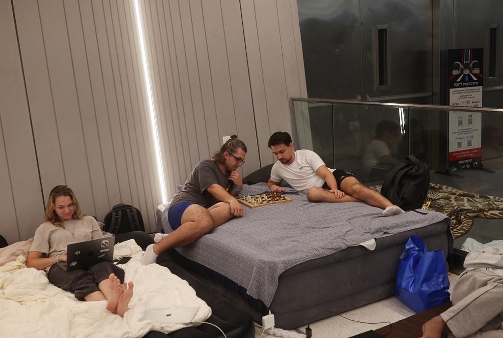 还别说，以色列人真会生活，你以为他们进入防空避难所是一种难熬，其实他们的生活滋润