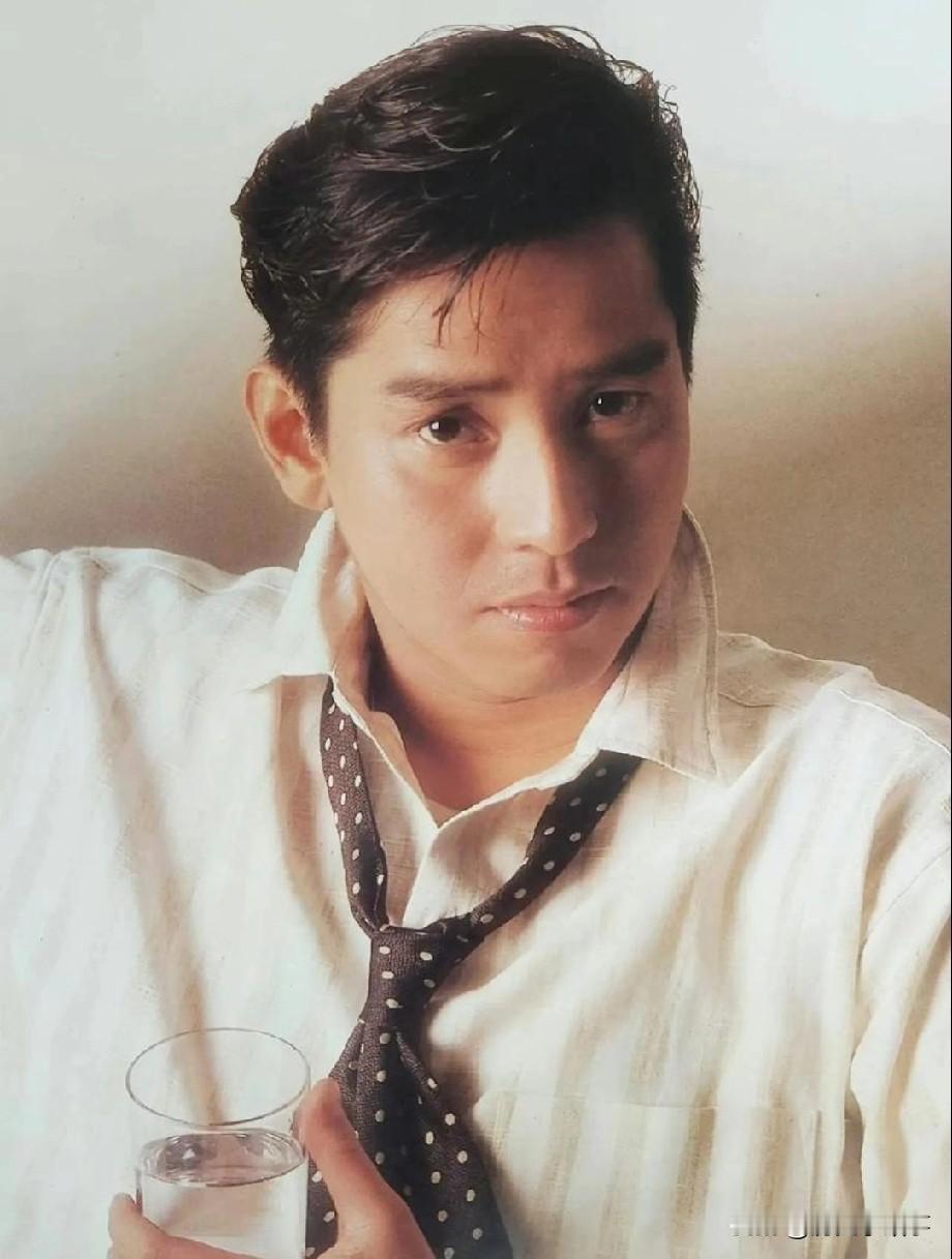 香港乐坛那位"校长"谭咏麟，最近话筒递到嘴边，他没半点客套，直接问："我真搞不懂