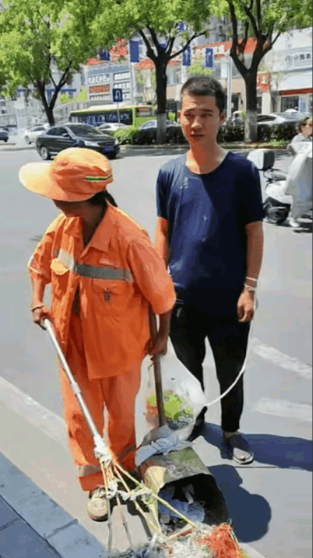 太扎心了！西安40度高温天，开元商场门口，一位环卫工妈妈在毒日头下扫地，腰上拴根
