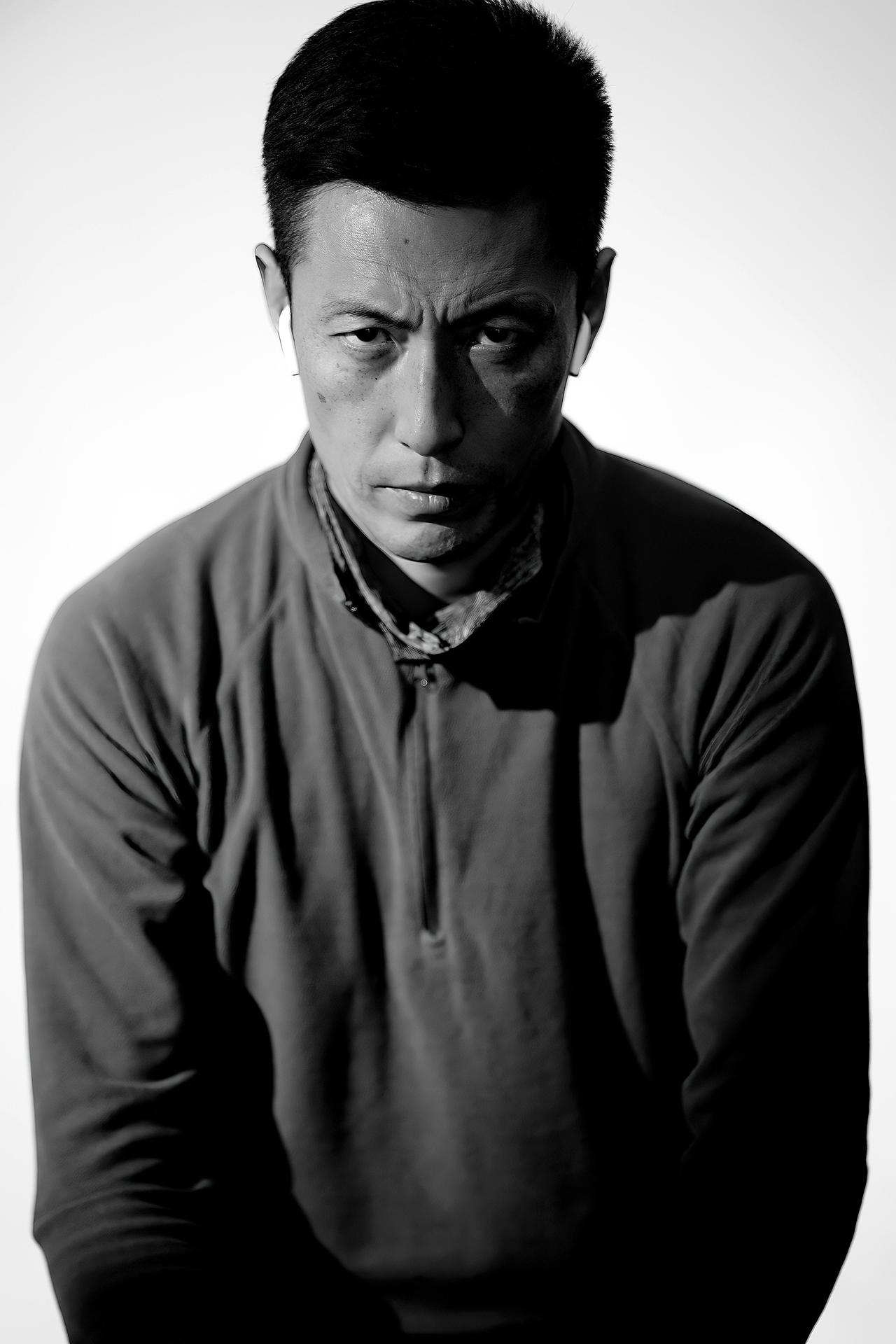 黑白肖像摄影特写镜头自拍