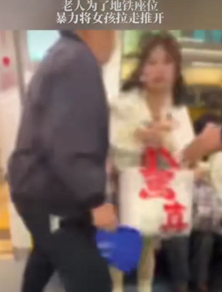 “不是流氓变好了，而是流氓变老了！”一位老人因为在地铁车厢内没有座位，竟直接将坐