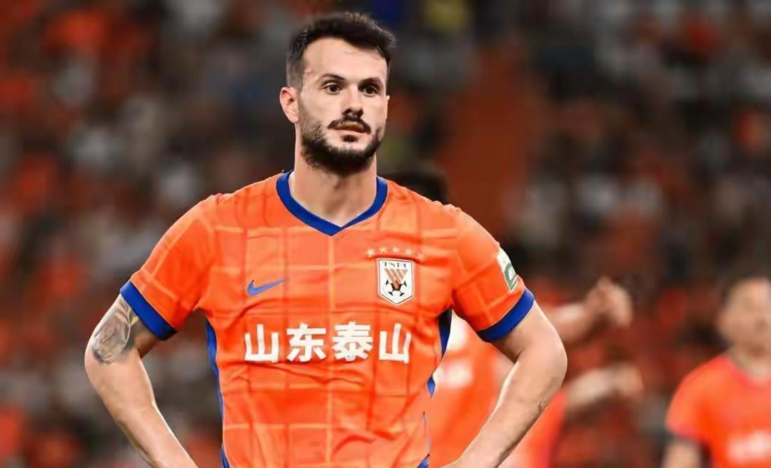 300万欧?瓦科是穷疯了吗？据据《体坛周报》记者王晓瑞报道，山东泰山外援瓦科续