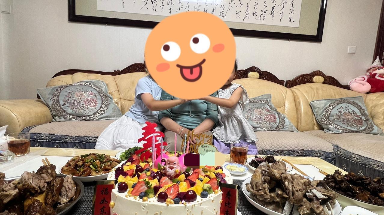 周三是母亲生日，之前就计划在周六中午聚餐，原本去酒店热热闹闹聚一场，让操劳的母亲