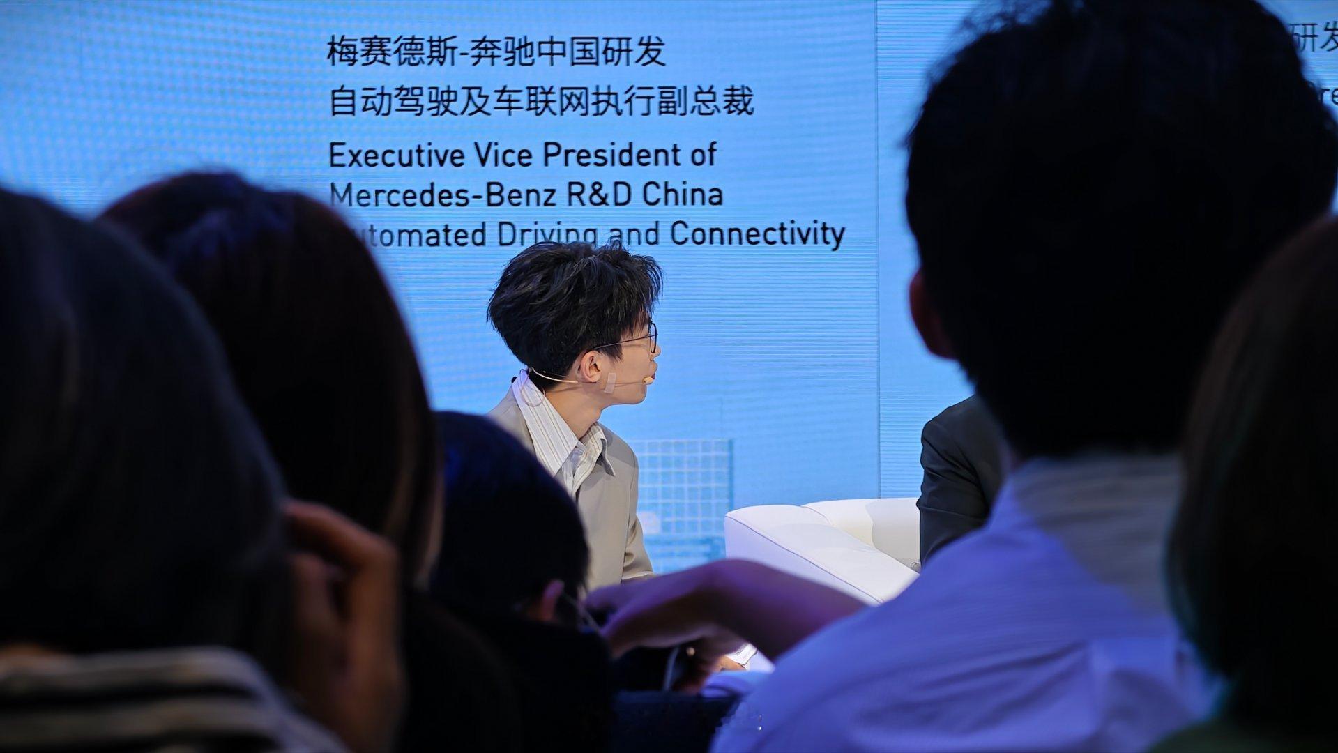 在momenta的发布会上看到了何同学。