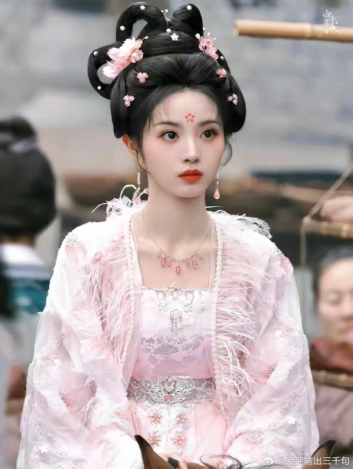 内娱出了个怪事，谁跟田曦薇搭戏，谁就“塌房”。不是真塌，是剧一火，男主的私生活准