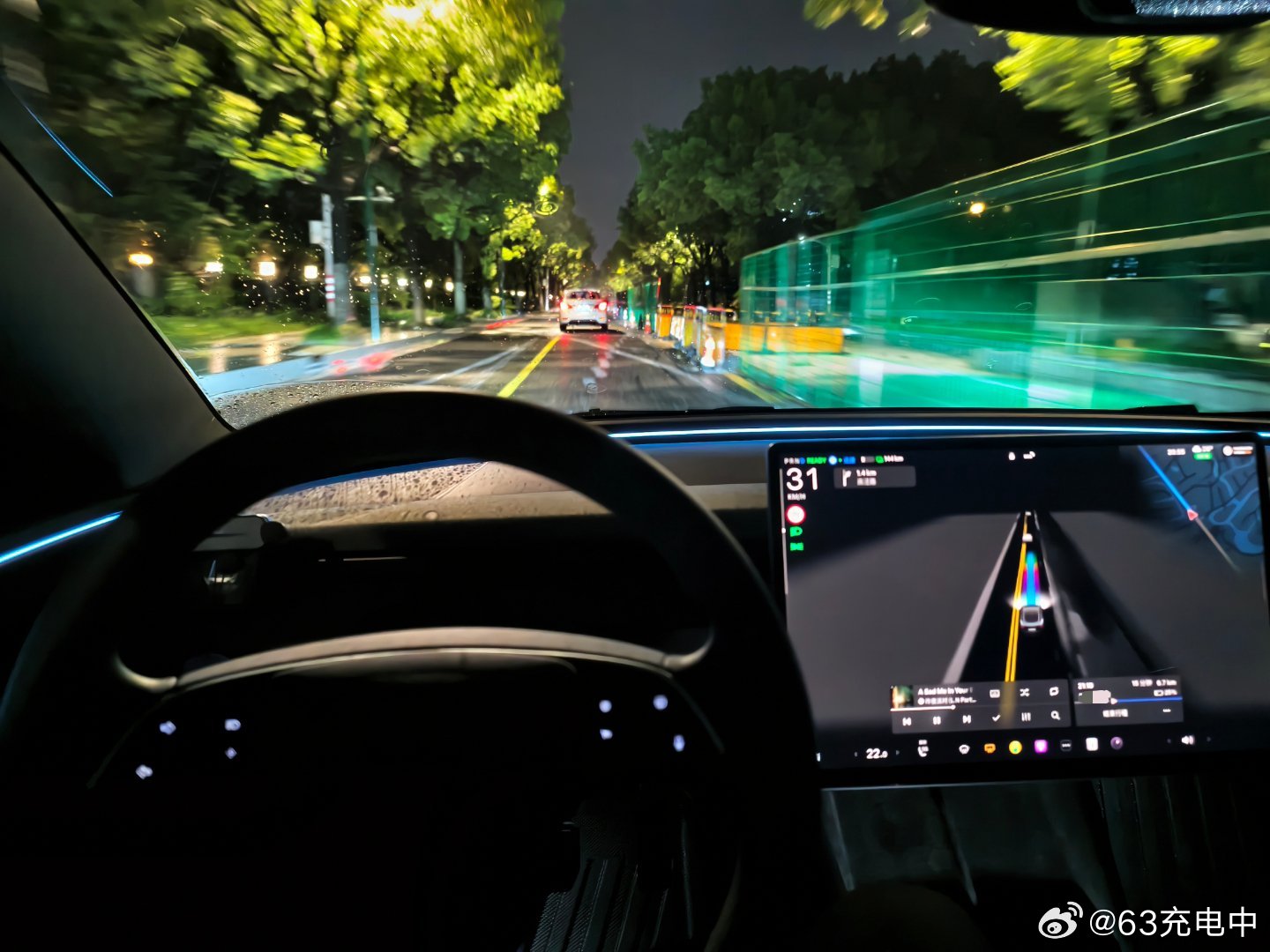 特斯拉FSD如果有行程成绩单的话，在我回家的这段路上应该是：-3次接管（