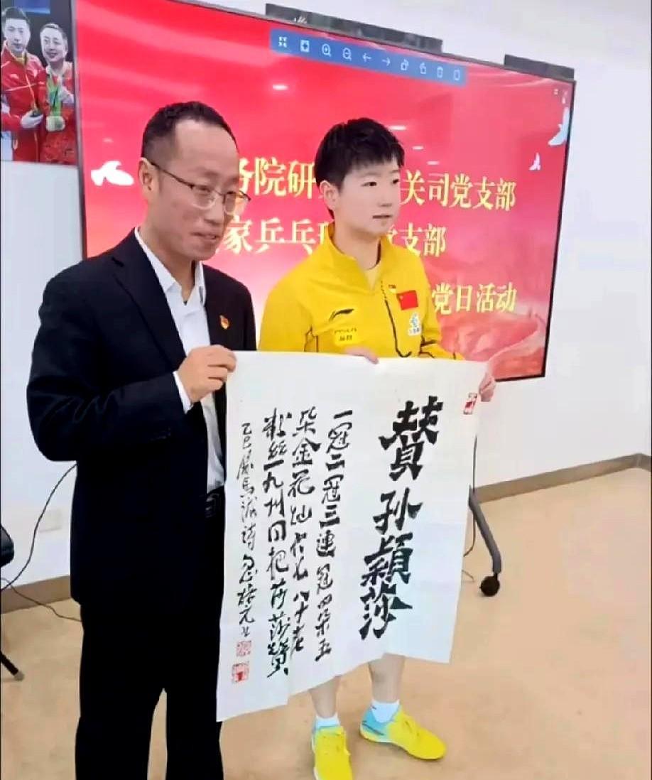 两小只又被表扬啦～看到他们脚上还穿着训练鞋就匆匆赶来的样子，真是又心疼又好笑！