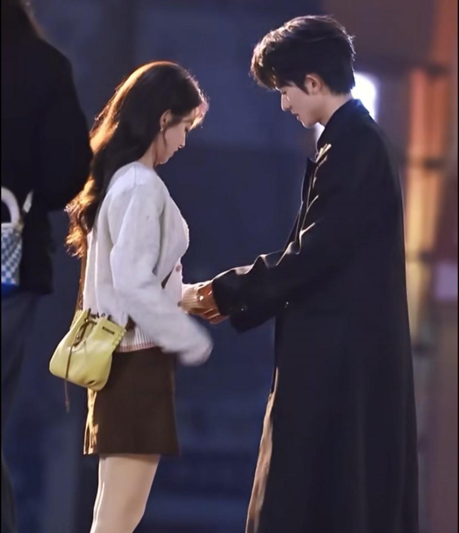 仔细看，陈添祥在片场牵郭宇欣的手郭宇欣愣了一下，不知道他要干嘛，再仔细看，居然