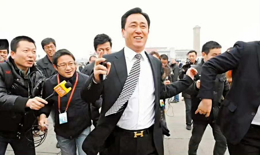 许家印一审被判无期真是判若两人啊，当年风光无限，如今眉毛都白了。