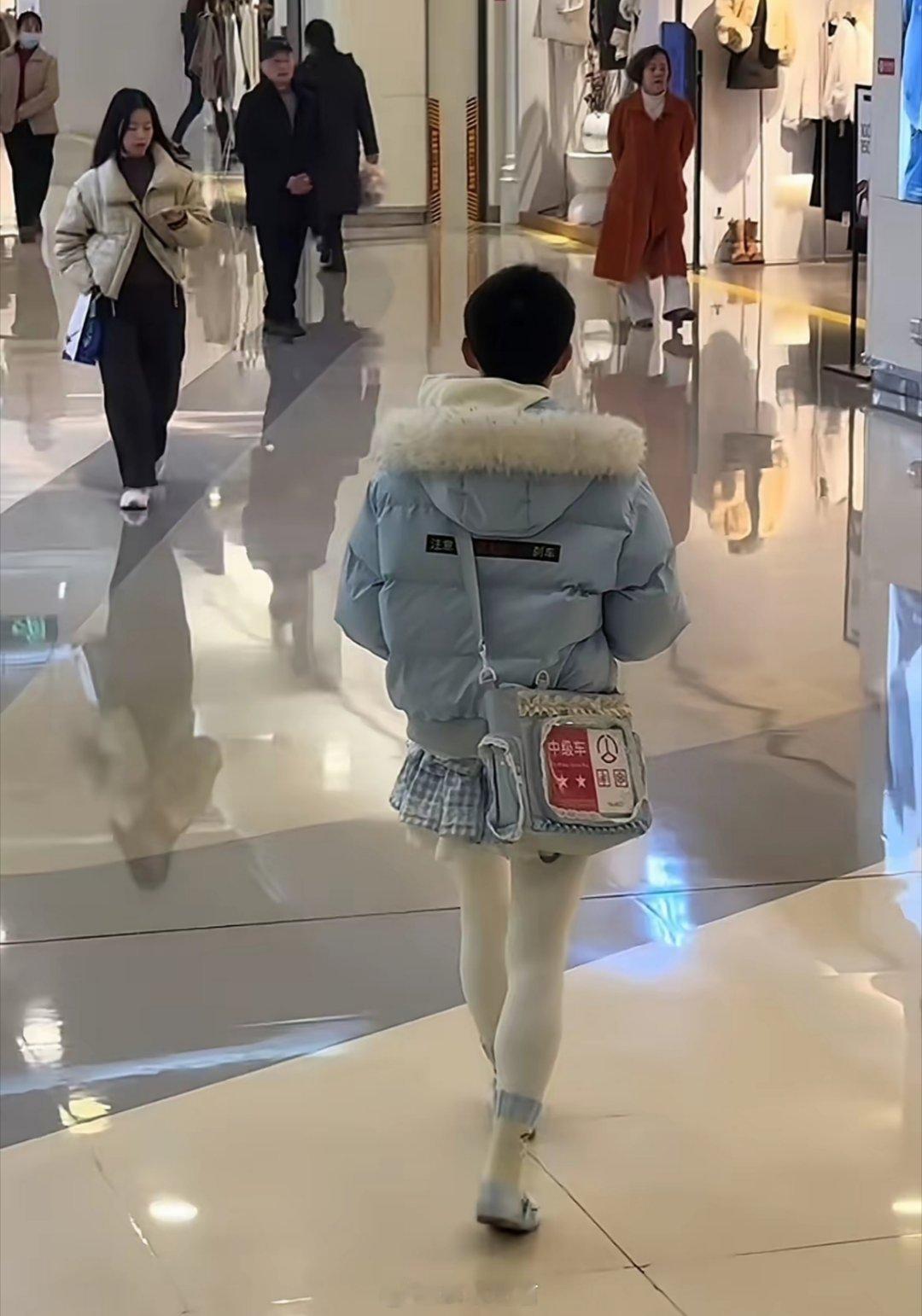 现在男士穿搭，居然变成这样了吗？不过感觉挺时尚的，需要大众改变偏见，就不会觉得怪