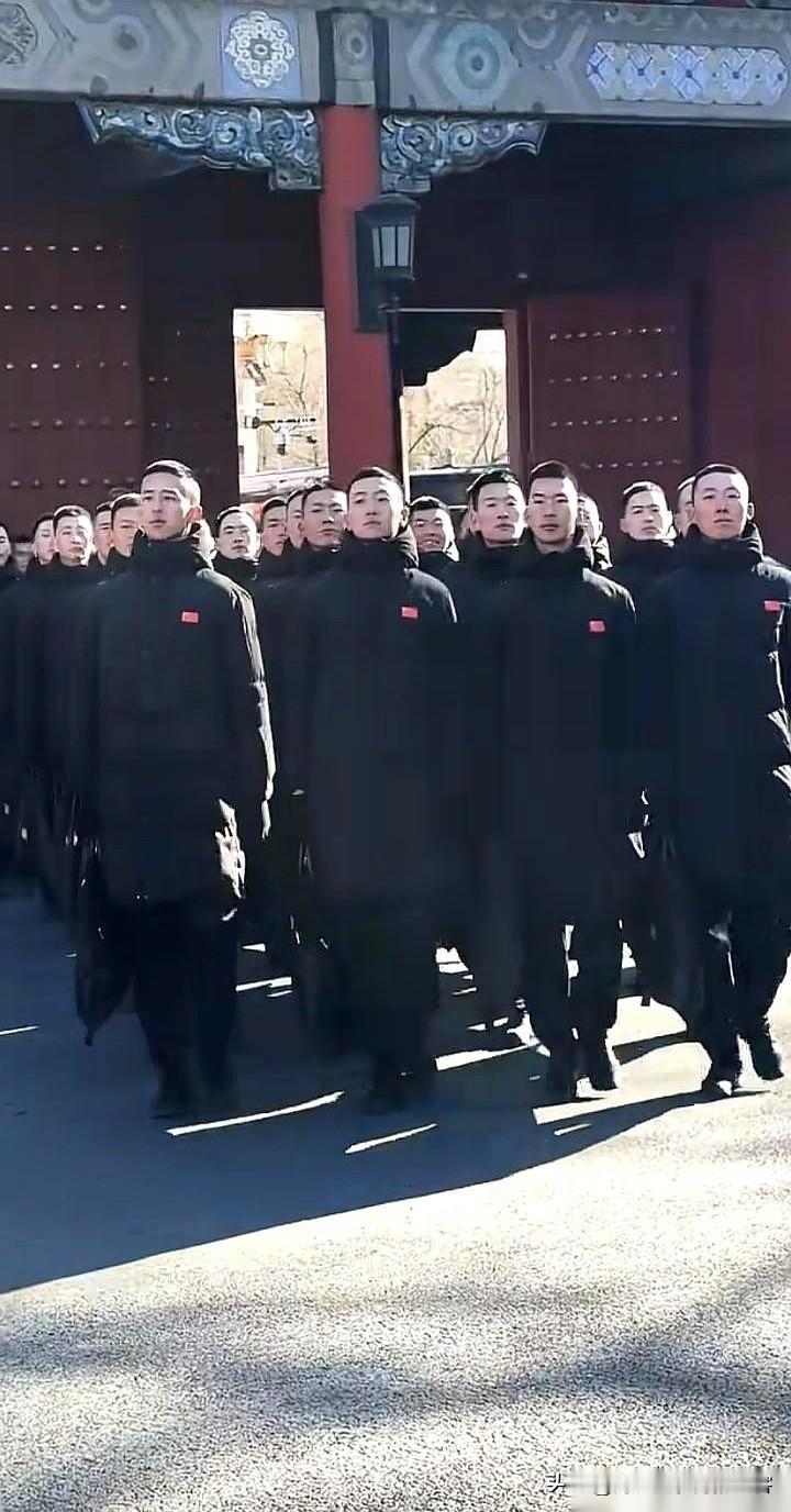 想去首都当兵？先把你爹妈请出房间。接兵的、派出所的、街道的，三拨人，就这