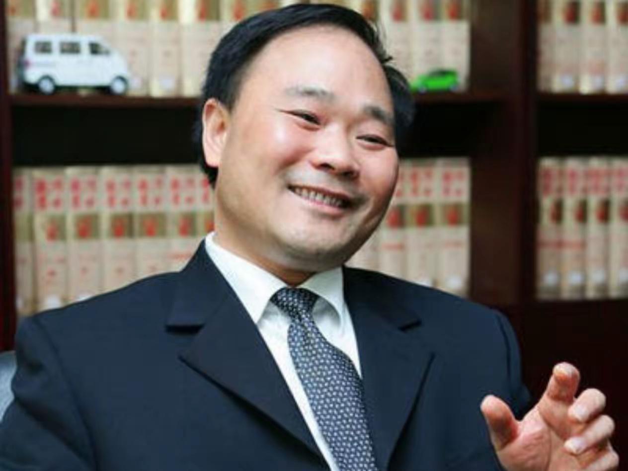 李书福这次没忍住。他在一场直播里直接说了，现在几乎所有造车新势力都来吉利挖人