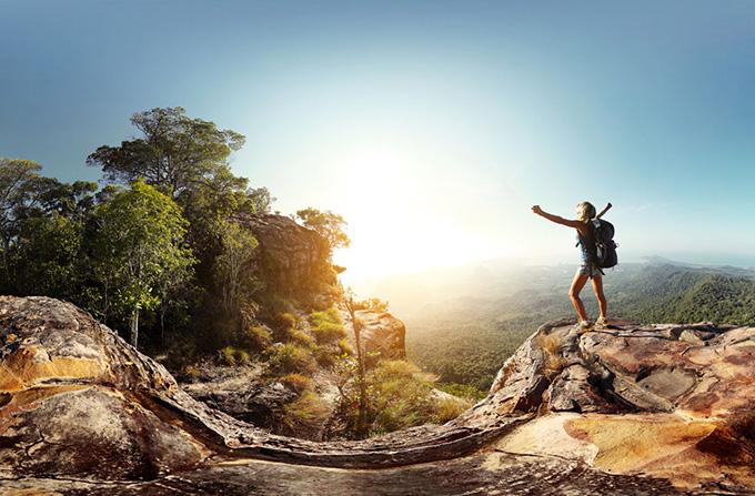 女子徒步旅行为走捷径坟地迷路云南昆明有个女子徒步旅行，为节省时间，不小心走