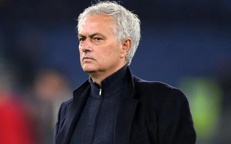 皇马和切尔西真的都可以考虑穆里尼奥回归，用人换人和临场指挥依旧顶级，本菲卡主场4