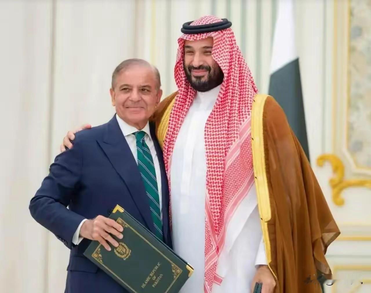 美伊谈判桌上万斯唱“空城计”，谈判桌下巴基斯坦战机已杀入沙特：中东棋盘，美国人正