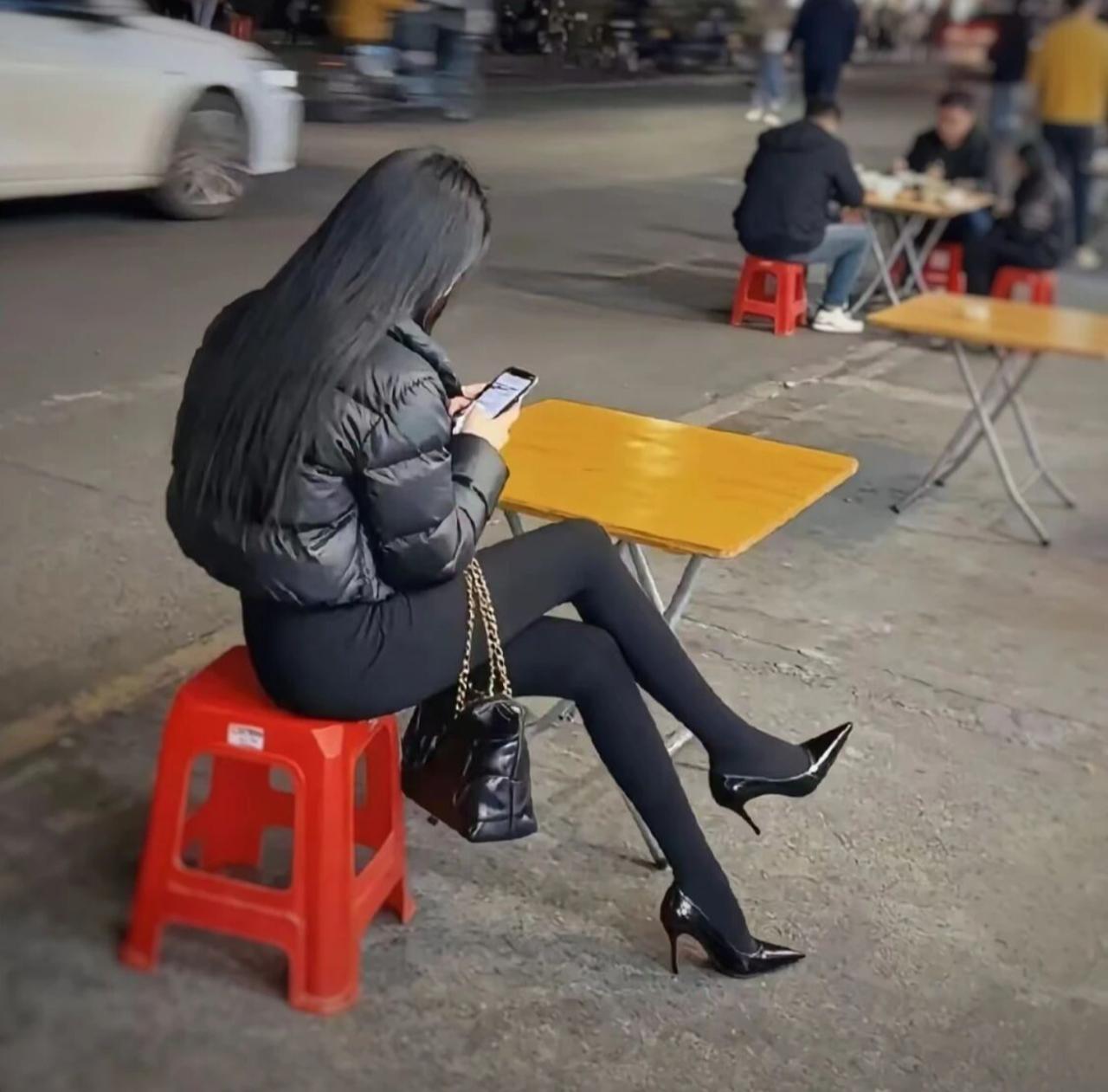 子夜，还在烧烤摊等你宵夜的真爱。