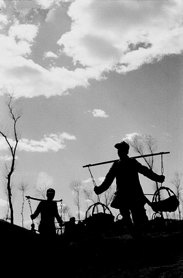 1943年，十几个汉奸押了一个八路军，打算送给鬼子，路上时，一个农民把汉奸头子拍
