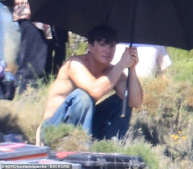 希里安·墨菲监狱题材新片片场照。影片由达米恩·查泽雷执导，丹尼尔·克雷格饰演一名